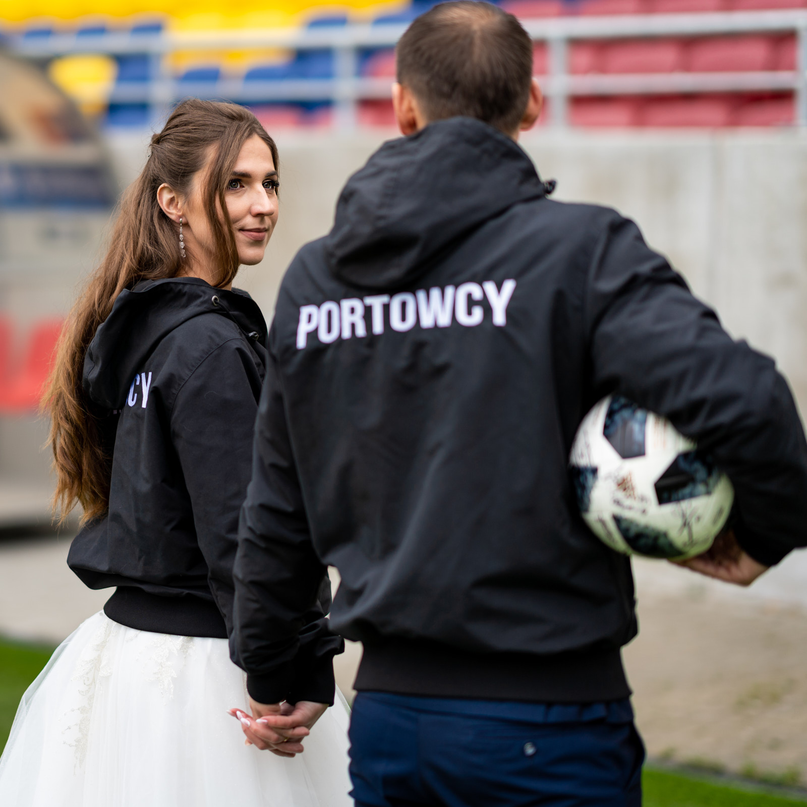 Agnieszka i Sławek - sesja ślubna na stadionie Pogoni